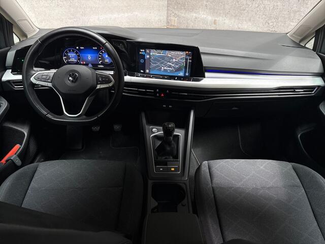 Volkswagen GOLF 1.0 TSI Sport (APPLE CARPLAY, GROOT NAVI, KEYLESS, LM VELGEN, PARKEERSENSOREN, SPORTSTOELEN, SFEERVERLICHTING, CRUISE, NIEUWSTAAT)