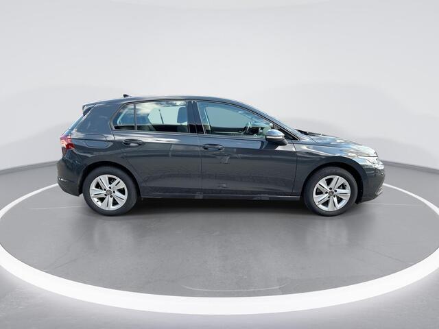 Volkswagen GOLF 1.0 eTSI 110pk DSG Life · Camera · Dodehoeksensor · Adaptive Cruise Control · Apple/Android Car Play · Sfeerverlichting · Navigatie · Elek. Inklapbare Spiegels ·