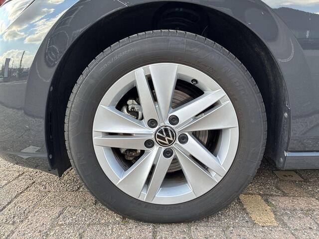 Volkswagen GOLF 1.0 eTSI 110pk DSG Life · Camera · Dodehoeksensor · Adaptive Cruise Control · Apple/Android Car Play · Sfeerverlichting · Navigatie · Elek. Inklapbare Spiegels ·