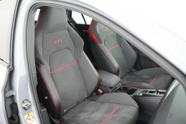 Volkswagen GOLF 2.0 TSI 300pk DSG Clubsport 45 Akrapovic h/k HUD DCC Panoramadak Stoelverwarming Keyless Virtual Cockpit Navigatie