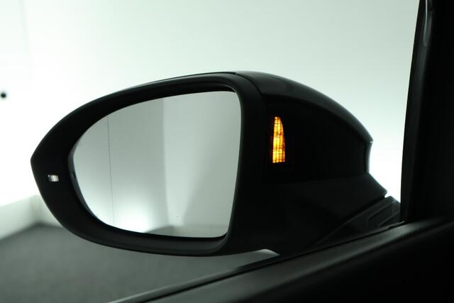 Volkswagen GOLF 2.0 TSI 300pk DSG Clubsport 45 Akrapovic h/k HUD DCC Panoramadak Stoelverwarming Keyless Virtual Cockpit Navigatie