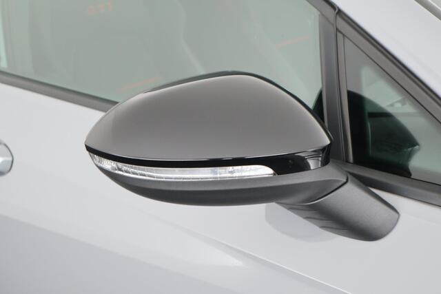 Volkswagen GOLF 2.0 TSI 300pk DSG Clubsport 45 Akrapovic h/k HUD DCC Panoramadak Stoelverwarming Keyless Virtual Cockpit Navigatie