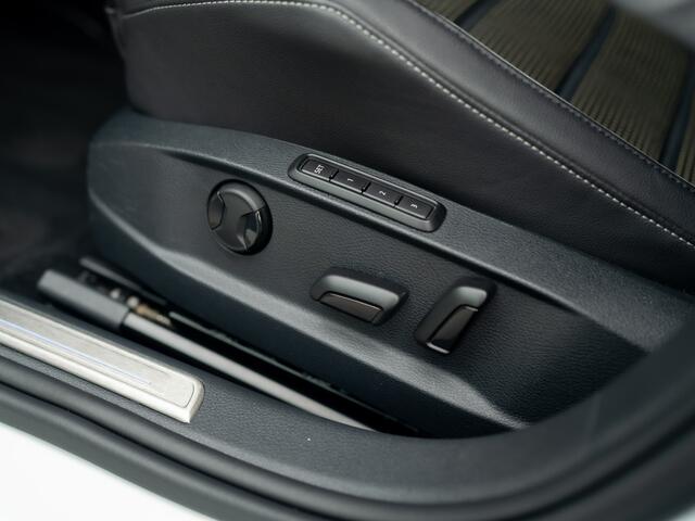 Volkswagen GOLF 1.4 TSI PHEV GTE Limited Edition 051/200 | Groot navi | Stoelgeheugen | Camera | Leder | Prijs Rijklaar!!