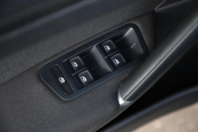 Volkswagen GOLF Variant 1.0 TSI Comfortline Business Navigatie Achteruitrijcamera Carplay Android Ergonomic Stoel Stoelverwarming