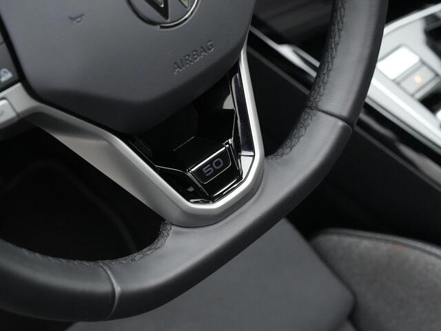 Volkswagen GOLF 1.5 eTSI 150 pk DSG 50 Edition | Panoramadak | Trekhaak | Geheugen-/massagestoel | Head-up display | IQ Light | Achteruitrijcamera