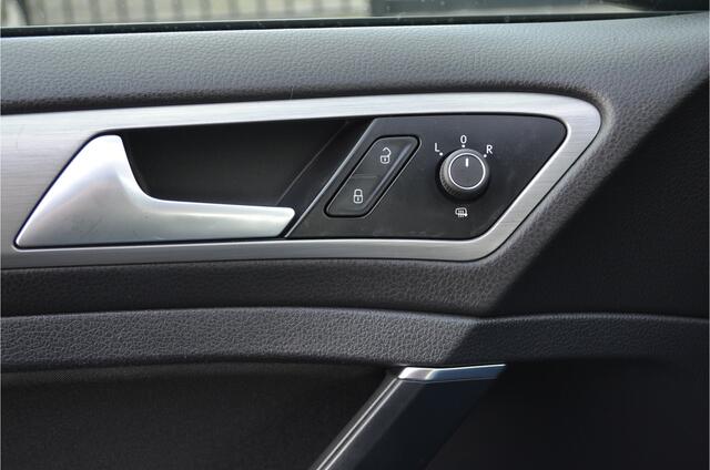 Volkswagen GOLF 1.0 TSI Connected Series Camera | Carplay | Navigatie | Nl Auto! 1é eigenaar. Sport Stoelen | Sportonderstel |
