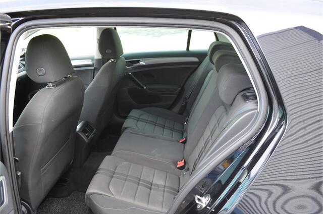 Volkswagen GOLF 1.0 TSI Connected Series Camera | Carplay | Navigatie | Nl Auto! 1é eigenaar. Sport Stoelen | Sportonderstel |