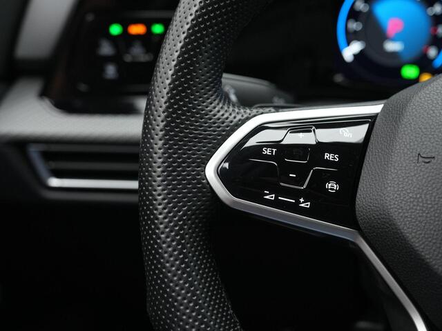 Volkswagen GOLF 1.5 eTSI 150 pk DSG R-Line | IQ Light | Navigatie | Parkeersensoren voor/achter | Carplay | Sportonderstel