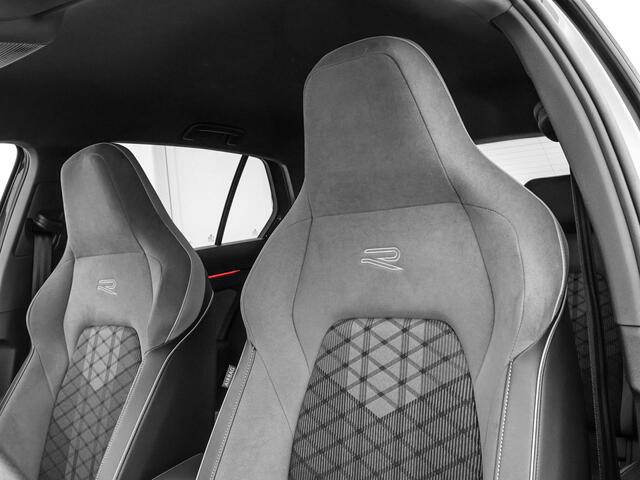 Volkswagen GOLF 1.5 eTSI 130pk DSG R-Line · Apple/Android Car Play · Navigatie · P-Sensoren · Sfeerverlichting · Getint Glas · 17'' Inch · Garantie t/m 12-02-2028 of 100.000km