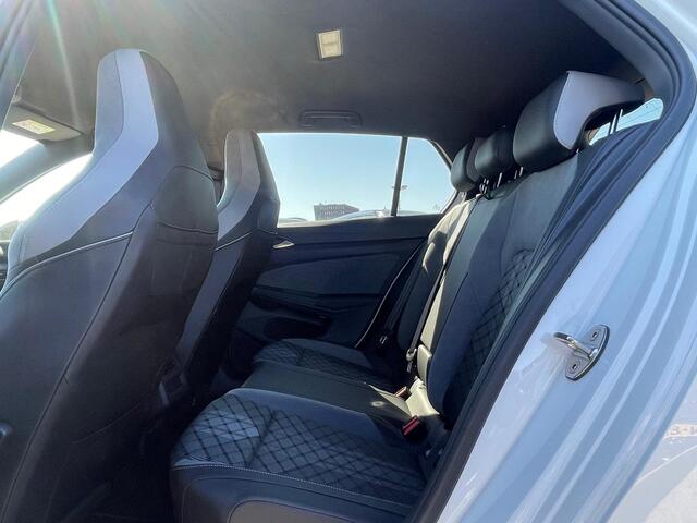 Volkswagen GOLF 1.5 eTSI 130PK Hand. R-Line / Black Style / Digital Cockpit Pro/ Achteruitrijcamera / 18'' LMV / VW