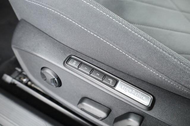 Volkswagen GOLF 1.5 eTSI Style DSG | HUD | Memory+Massage | Dodehoek | Camera+PDC | Stoelverw. | Dig. Cockpit | Nav+App. Connect | IQ Light V