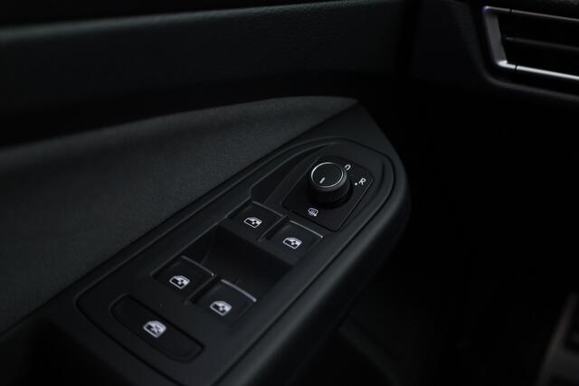 Volkswagen GOLF 1.5 eTSI R-Line DSG | Pano | HUD | IQ. Light (ledbalk) | Stoel- Stuurverw. | Camera+PDC | Adapt. Cruise | Nav+App.Connect | Sfeerverl. | V