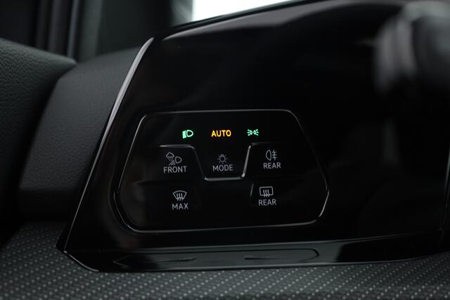 Volkswagen GOLF 1.5 eTSI R-Line DSG | Pano | HUD | IQ. Light (ledbalk) | Stoel- Stuurverw. | Camera+PDC | Adapt. Cruise | Nav+App.Connect | Sfeerverl. | V