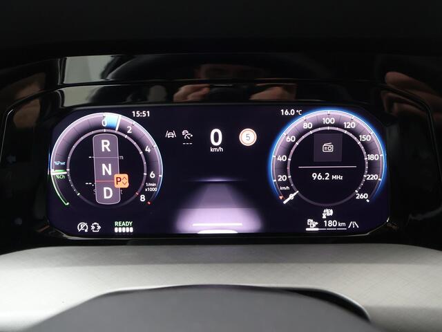 Volkswagen GOLF 1.5 eHybrid Life Edition | 204 PK | SoH 100% | Panoramadak | Stoelverwarming | Achteruitrij camera |