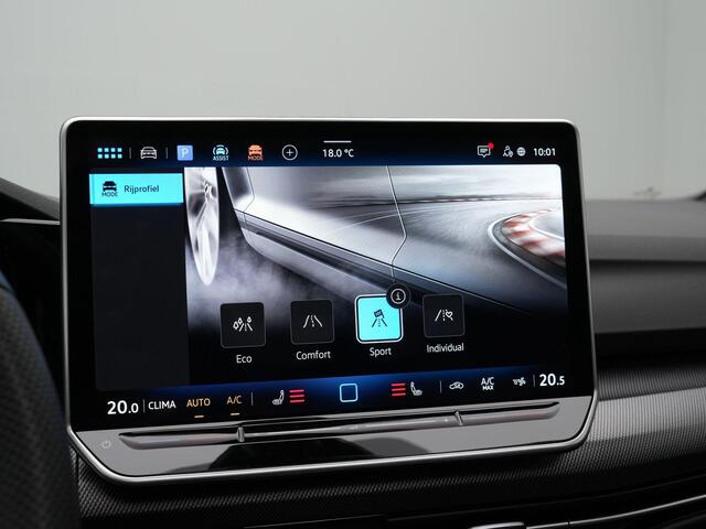 Volkswagen GOLF Variant 1.5 eTSI 150 pk DSG R-Line | Panoramadak | Achteruitrijcamera | Adaptive Cruise | Stuur-/stoelverwarming | Sportonderstel