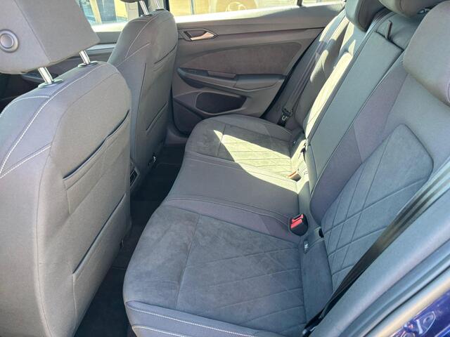 Volkswagen GOLF 1.4 eHybrid Style *Dodehoek & Winterpack*