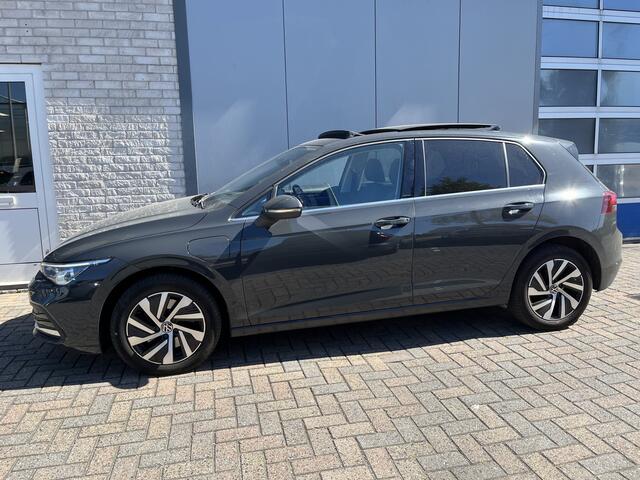 Volkswagen GOLF 1.4 eHybrid Style / AUTOMAAT/ PANO/ MEMORY SEAT/ MASSAGE/ STUUR+STOELVERWARM./ ACC/ PARK.SENSOREN V+A/ APP-CONNECT/ RIJ-MODI/ KEYLESS/ DIGITAL DASH/ NAVI/ DAB/ CLIMA/ LED/ 16'' LMV