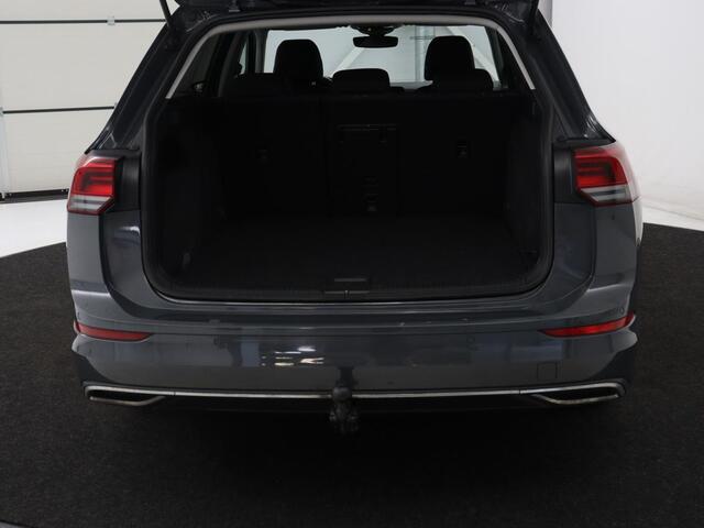Volkswagen GOLF 1.5 TSI Active Life | Trekhaak | Stoelverwarming | Carplay | Sfeerverlichting | Navigatie | Adaptive cruise | Parkeerhulp | Stuurverwarming | Bluetooth | Climate control