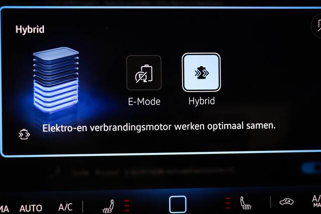 Volkswagen GOLF 1.5 eHybrid GTE | BLACK STYLE / MULTIMEDIA PLUS- PACK | HEAD UP | STUURVERWARMING | DRAADLOZE LADER | CAMERA