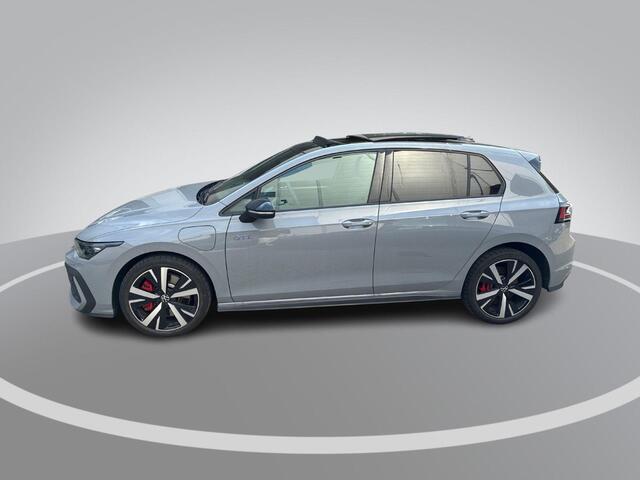 Volkswagen GOLF 1.5 eHybrid 272pk DSG GTE · Panoramadak · Camera · Matrix LED · Stuur- & Stoelverwarming · Sfeerverlichting · Apple/Android Car Play · Garantie t/m 15-09-2030 of 100.000km