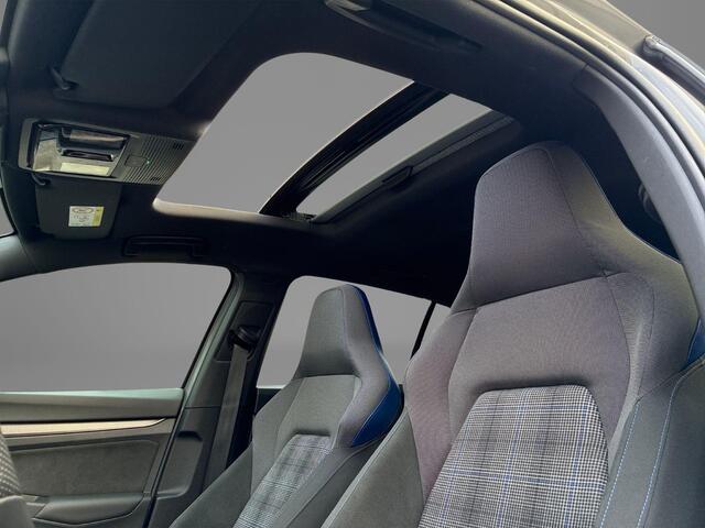 Volkswagen GOLF 1.5 eHybrid 272pk DSG GTE · Panoramadak · Camera · Matrix LED · Stuur- & Stoelverwarming · Sfeerverlichting · Apple/Android Car Play · Garantie t/m 15-09-2030 of 100.000km