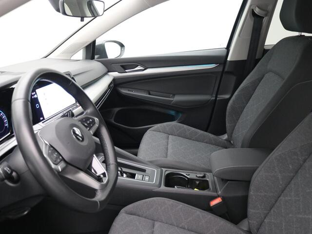 Volkswagen GOLF Variant 1.5 eTSI Life Business AUTOMAAT / Trekgewicht 1.400 kg / Navigatie / Apk tot 11-2027 /Digitaal dashboard / Climate control / Navigatie / Apple Carplay Android /
