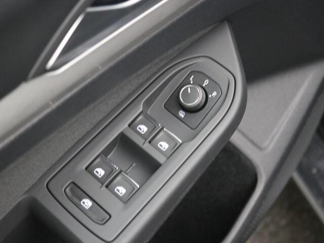 Volkswagen GOLF Variant 1.5 eTSI Life Business AUTOMAAT / Trekgewicht 1.400 kg / Navigatie / Apk tot 11-2027 /Digitaal dashboard / Climate control / Navigatie / Apple Carplay Android /