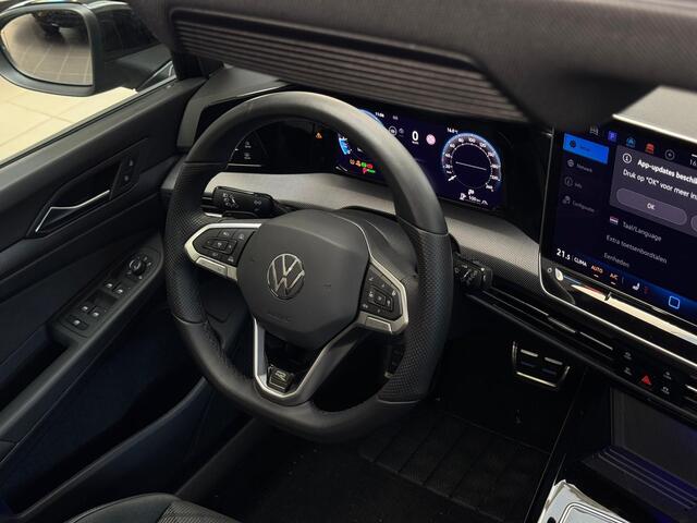 Volkswagen GOLF 1.5 eTSI R-line / Pano / Camera / Keyless /