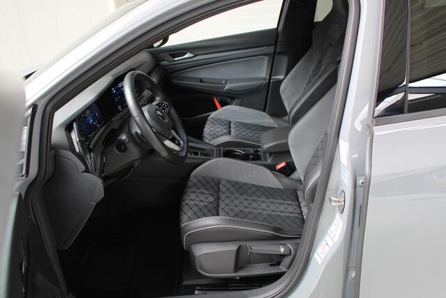 Volkswagen GOLF 1.5 eTSI R-Line (2x) DSG | Navigatie | LM '17 | PDC + Camera | Aut. Airco