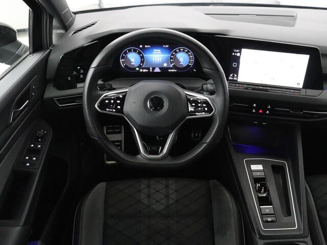 Volkswagen GOLF 1.5 eTSI R-Line | Trekhaak | Stoelverwarming | Camera | Sportstoelen | Carplay | Navigatie | Sfeerverlichting | Climate control | Parkeerhulp | Adaptive cruise | File Assistent