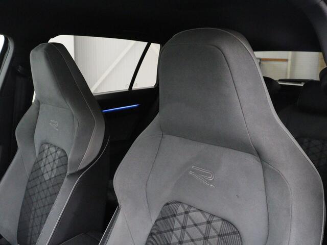Volkswagen GOLF 1.5 eTSI R-Line | Trekhaak | Stoelverwarming | Camera | Sportstoelen | Carplay | Navigatie | Sfeerverlichting | Climate control | Parkeerhulp | Adaptive cruise | File Assistent
