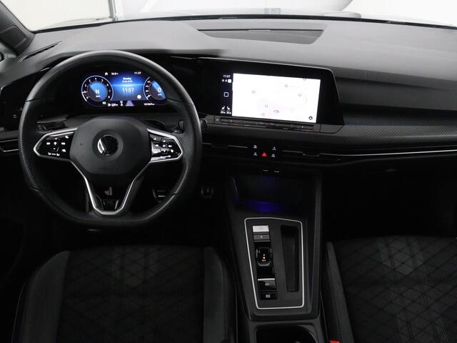 Volkswagen GOLF 1.5 eTSI R-Line | Trekhaak | Stoelverwarming | Camera | Sportstoelen | Carplay | Navigatie | Sfeerverlichting | Climate control | Parkeerhulp | Adaptive cruise | File Assistent