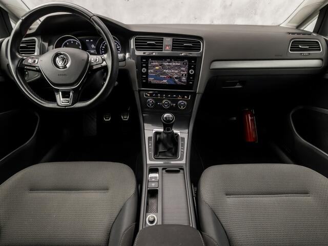 Volkswagen GOLF 1.0 TSI Sportline (APPLE CARPLAY, GROOT NAVI, CAMERA, SPORTSTOELEN, ADAPTIVE CRUISE, GETINT GLAS, PARKEERSENSOREN, NIEUWSTAAT)