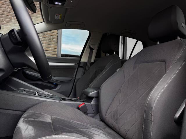 Volkswagen GOLF 1.0 eTSI Life | 17"| Sportstoelen | Led Plus | Privacy | Inteface Comf | Licht & Zicht