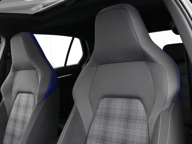 Volkswagen GOLF 1.5 eHybrid 272pk DSG GTE · Panoramadak · Camera · Head-Up Display · Inklap. Trekhaak · Stuur- & Stoelverwarming · Dodehoeksensor · Garantie t/m 08-09-2030 of 100.000km