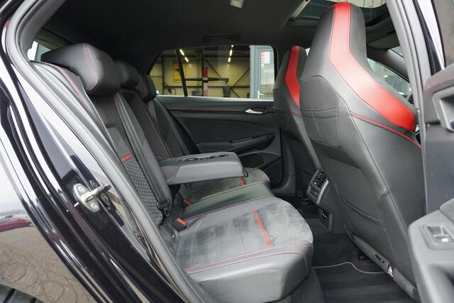 Volkswagen GOLF 2.0 TSI GTI Clubsport 300PK + PANORAMADAK / IQ LIGHT / STUURVERWARMING / 19"