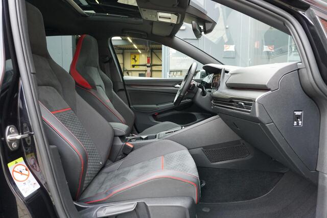 Volkswagen GOLF 2.0 TSI GTI Clubsport 300PK + PANORAMADAK / IQ LIGHT / STUURVERWARMING / 19"