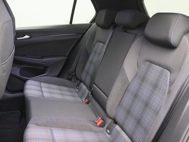 Volkswagen GOLF 1.5 eHybrid GTE 272PK DSG Panoramadak, Trekhaak, Head-Up Display, Side Assist, Matrix-LED Keyless, Achteruitrijcamera, 18" LM Velgen