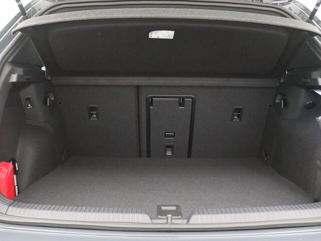 Volkswagen GOLF 1.5 eHybrid GTE 272PK DSG Panoramadak, Trekhaak, Head-Up Display, Side Assist, Matrix-LED Keyless, Achteruitrijcamera, 18" LM Velgen