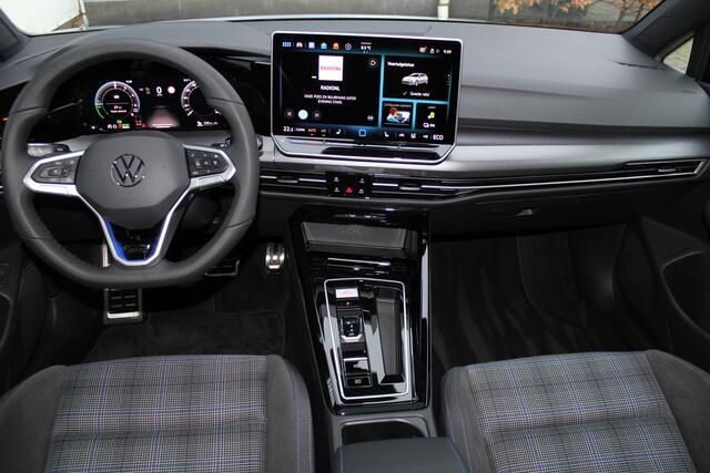 Volkswagen GOLF 8.5 1.5 eHybrid GTE 272 Pk | Panorama dak | Stoel/Stuur verwarming | 360* Camera | Schuif/Kantel dak | Adaptive cruise controler | Keyless start | Apple CarPlay/Android Auto | Draadloze telefoonlader | IQ.Lights | Climate controle | Parkeersensoren V+A |
