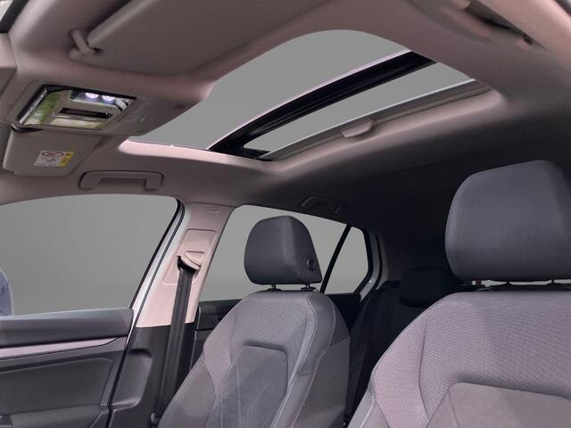 Volkswagen GOLF 1.4eHybrid 150kW/204PK Style DSG · Panoramadak · Trekhaak · Apple/Android Car Play · Camera · Stoelverwarming · Dodehoeksensoren ·
