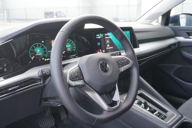 Volkswagen GOLF 1.0 eTSI DSG | PANO DAK | IQ LIGHT LED | TREKHAAK | STOEL/STUURVERWARMING |