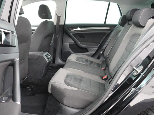 Volkswagen GOLF 1.0 TSI R-Line | Carplay | Adaptive Cruise | Massage | Stoelverwarming | Climate control | Bluetooth | Navigatie | Virtual Cockpit | Parkeerhulp