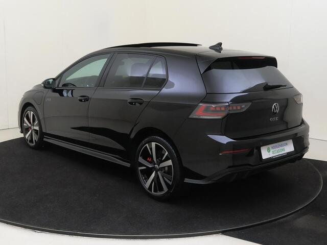 Volkswagen GOLF 1.5 eHybrid GTE | SoH 100% | Panoramadak | Trekhaak | Lederen bekleding 'Vienna' | Head-up display | Adaptieve demping | 360 camera | Black style | Stoelventilatie voor |