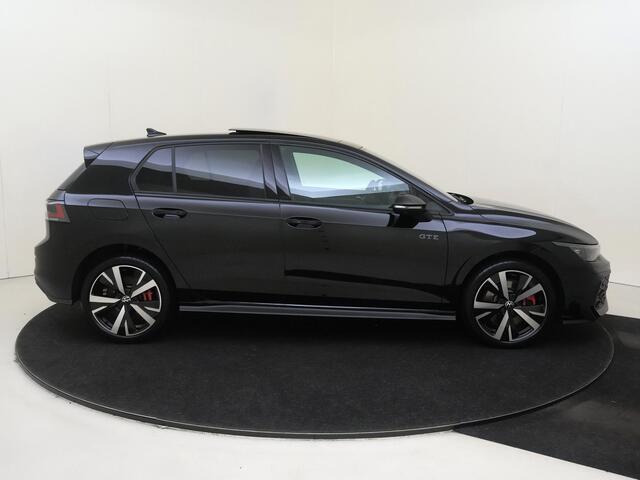 Volkswagen GOLF 1.5 eHybrid GTE | SoH 100% | Panoramadak | Trekhaak | Lederen bekleding 'Vienna' | Head-up display | Adaptieve demping | 360 camera | Black style | Stoelventilatie voor |