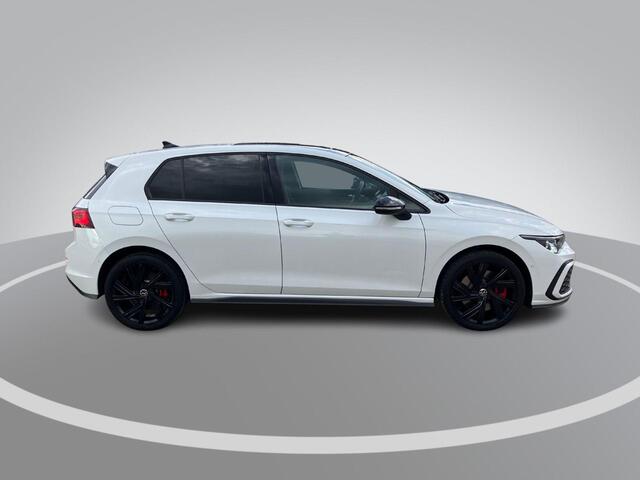 Volkswagen GOLF 1.4eHybrid 180kW/245PK GTE Black Style · Panoramadak · Trekhaak · Apple/Android Car Play · Garantie t/m 01-12-2026 of 100000km.