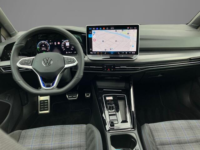 Volkswagen GOLF 1.5eHybrid 200kW/272PK GTE Black Style · Panoramadak · Trekhaak · Apple/Android Car Play · Garantie t/m 10-09-2030 of 10000km.