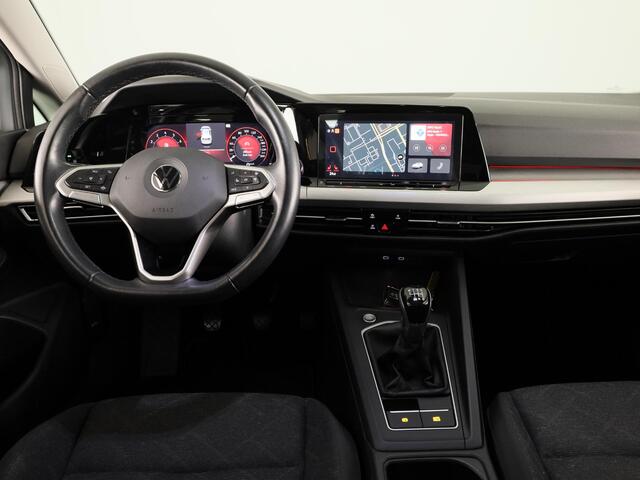 Volkswagen GOLF 1.5 TSI Life 130PK | Panoramadak | Navigatie | Wegklapbare trekhaak | Stoelverwarming