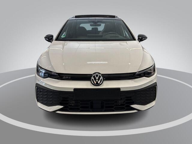 Volkswagen GOLF 1.5 eHybrid 272pk DSG GTE · Panoramadak · Camera · Head-Up Display · ACC · Matrix LED · Optiekpakket Zwart · Garantie t/m 29-07-2030 of 100.000km