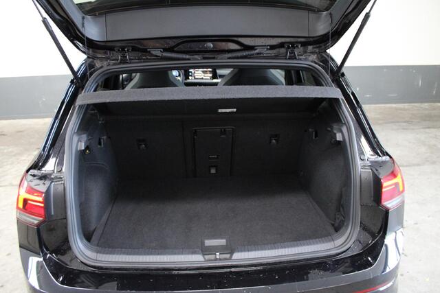 Volkswagen GOLF 1.5 eTSI R-Line | Trekhaak | LED| Virtual | Winter pakket